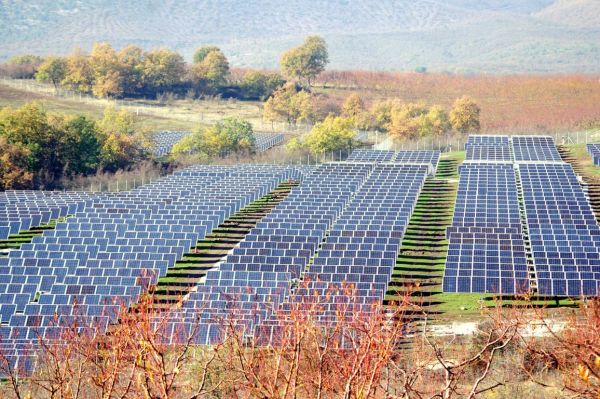 Řecku na Velikonoce hrozil blackout. Vypnulo 30× víc solárů než ČR předloni